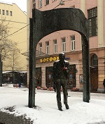 Памятник Булату Окуджаве на Арбате
